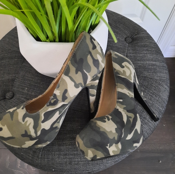 Shoes - Picture 4 of 6